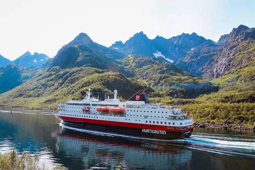 Schiff-von-Hurtigruten-in-den-Lofoten-in-Norwegen