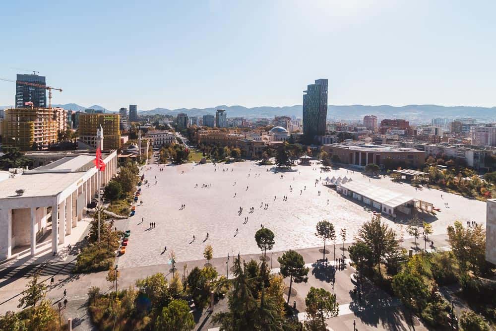 Skanderbeg-Platz-in-Tirana-in-Albanien
